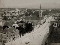 Crkva sv. Franje Asiškoga na Kaptolu, panorama, arhivska fotografija  Prvi franjevački samostani na području sjeverne Hrvatske grade se u 13. stoljeću, još za života svetoga Franje Asiškog koji je prema predaji posjetio Zagreb, a najstariji je upravo zagrebački na Kaptolu. Pretpostavljalo se da današnja crkva, koja je građena između 1255. i 1264. godine, leži na temeljima starije crkve iz 1228. godine, ali novim arheološkim istraživanjima nakon potresa, otkriveni su grobovi i temelji starije crkve iz 11. stoljeća. Smatra se jednom od najranijih propovjedničkih dvoranskih crkava s dugim korskim svetištem u Srednjoj Europi.
